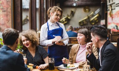 3 типа посетителей ресторанов, от которых официанты стараются держаться подальше