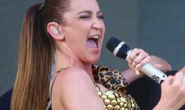 Бузова без стыда. Появилась на красной дорожке прикрыв бюст наклейками.