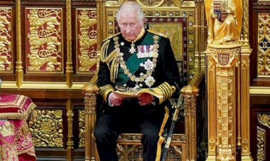 «‎Да здравствует новый король!»‎: принц Чарльз стал новым королем Великобритании, сменив имя на Карл III