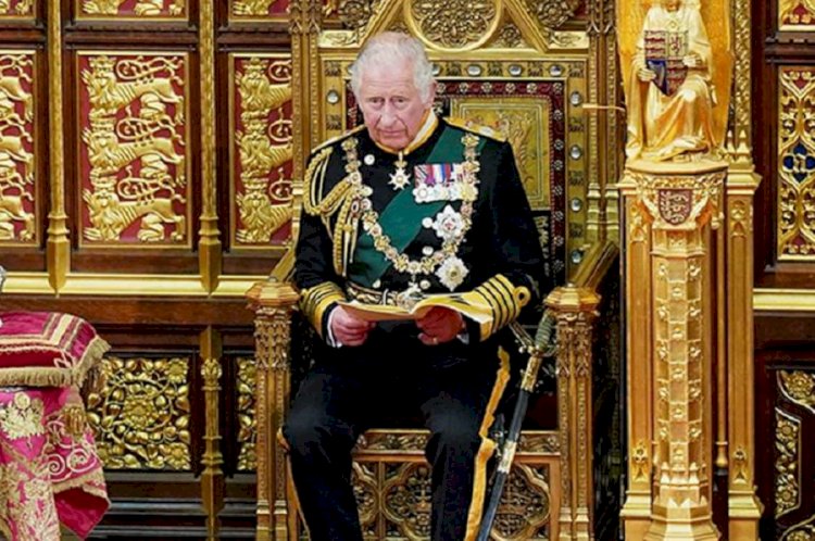 «‎Да здравствует новый король!»‎: принц Чарльз стал новым королем Великобритании, сменив имя на Карл III