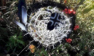 «Жуть просто какая-та»: как сделать венок в форме паутины и паука на Хэллоуин 31 октября? Подробное описание + фото