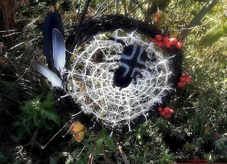«Жуть просто какая-та»: как сделать венок в форме паутины и паука на Хэллоуин 31 октября? Подробное описание + фото