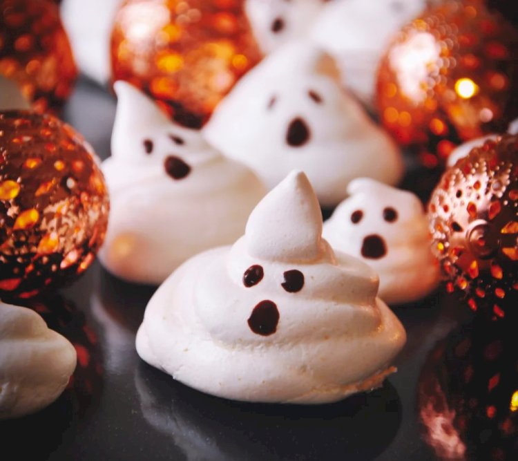 Призраки на Хэллоуин: как приготовить устрашающее безе всего из 4 ингредиентов 