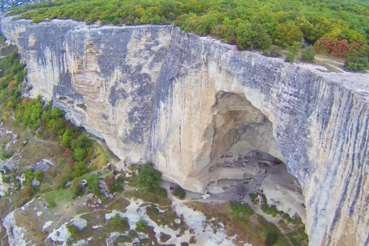 Видео с дрона: 140-метровые обрывы в Крыму. Фантастически красиво!
