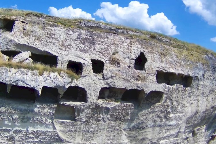 Пещерные кельи первых христиан в Крыму. Монастырская скала в Инкермане