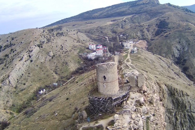 Генуэзская крепость Чембало в Балаклаве. Как она выглядит с дрона