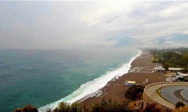 Как выглядит в конце ноября самый знаменитый пляж Анталии? И можно ли там в это время года купаться?