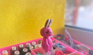 Зая цвета "амарантовый маджента"