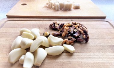 Икра из чеснока с грецкими орехами. Остро, необычно. Подавать к мясу