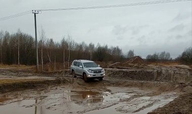 Сравнение в грязи Toyota Land Cruiser Prado против Toyota RAV4