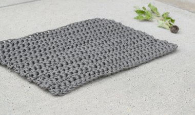 Вяжем коврик из объемной пряжи руками