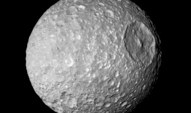 «Звезда смерти» вращается вокруг Сатурна