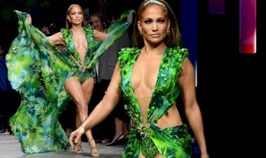 Обворожительна и в 30 и в 50: Дженнифер Лопес в тропическом платье