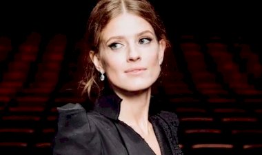 "Шикарная фигура": София Эрнст обескуражила своим облегающим нарядом на красной дорожке в Москве