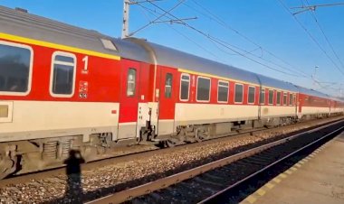 Электровоз Шкода с пассажирским поездом