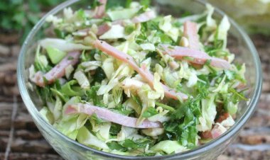 Салат “Свеженький” на скорую руку за 7 минут: соедините всего 3 ингредиента и заправьте майонезом