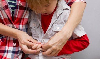 Как научить ребенка застегивать и расстегивать пуговицы