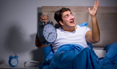 Соседи по ночам громко включают музыку: что делать?