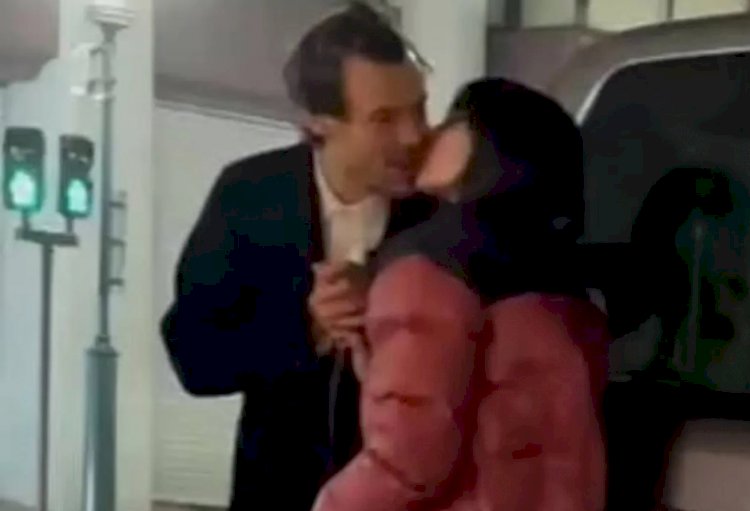 "Страстные поцелуи": Эмили Ратаковски и Гарри Стайлза словили в Токио за весьма эпичным делом