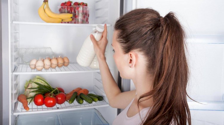 Почему в холодильнике появляется неприятный запах и как от него избавиться
