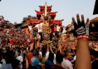 Пасхальные гуляния и фестиваль колесниц: лучшие фото понедельника