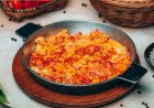 Рецепт Яичница с помидорами и луком на сковороде