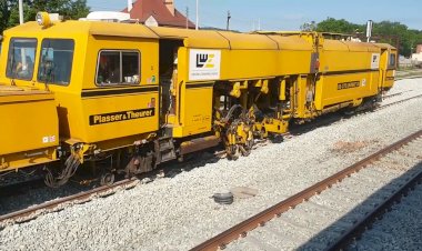 Выправочно-подбивочно-рихтовочная машина в работе