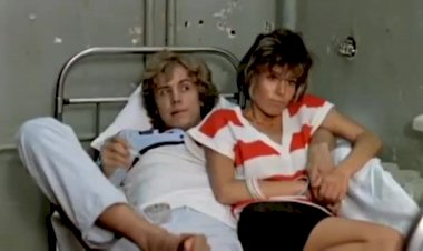 Актёр Андрей Соколов рассказал подробности о легендарной постельной сцене в "Маленькой Вере"