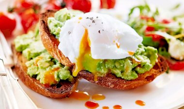 Завтрак с авокадо и тостом