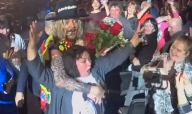 Филипп Киркоров немного пошалил с фанаткой на концерте в Красноярске