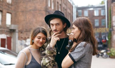 Может ли мужчина любить двух женщин одновременно?