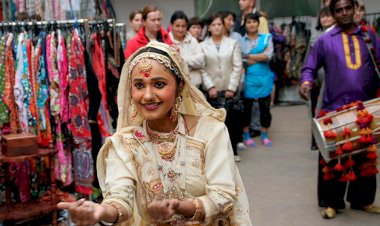 Индийская ярмарка в городах РФ: почему индийцы предпочитают брать в продавцы наших кареглазых брюнеток, а своих жен не привозят