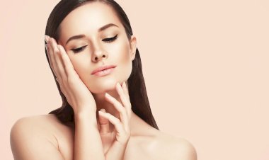 Два небольших упражнения, чтобы подтянуть шею и овал лица