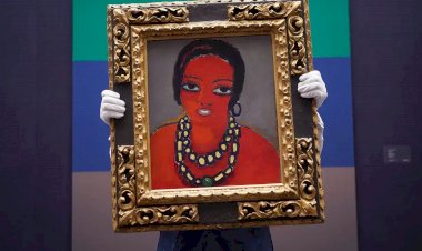 Аукцион Sotheby's и желтохохлый какаду: лучшие фотографии среды