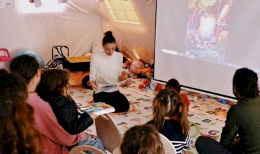 Актриса с добрым сердцем: Дилан Чичек Дениз встретилась с детьми, пострадавшими от землетрясения