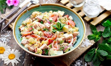 Салат с ветчиной и помидорами