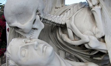 "Поцелуй смерти": развенчиваем мифы вокруг известной барселонской скульптуры