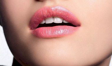 Какое упражнение поможет вернуть яркость и объем губам