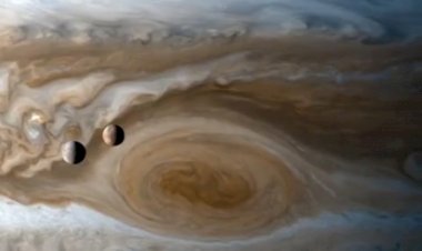 Спутники на фоне Юпитера