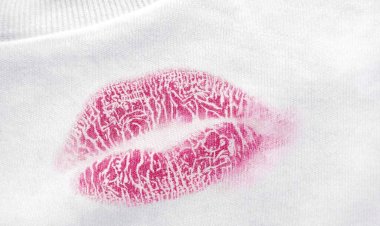 Как избавиться от следов помады без стирки