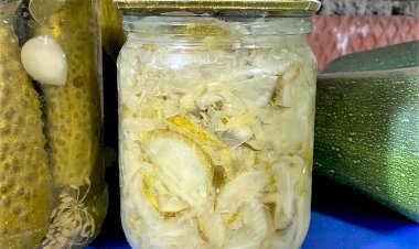 Огурчики с луком на зиму. Салат самодостаточный и в улучшениях не нуждается