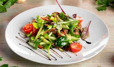 Салат из говядины по-тайски ароматный и очень-очень легкий.