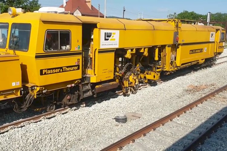 Выправочно-подбивочно-рихтовочная машина в работе