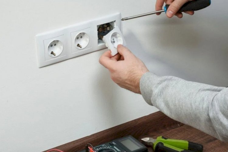 Установка розетки в стену