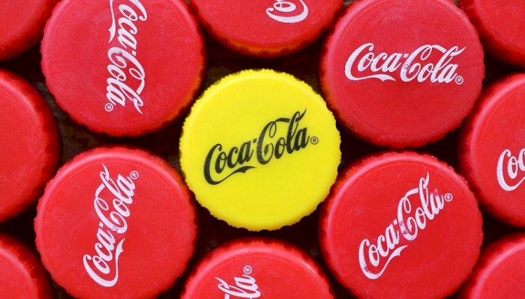 Почему весной у бутылок Coca-Cola бывают желтые крышки?