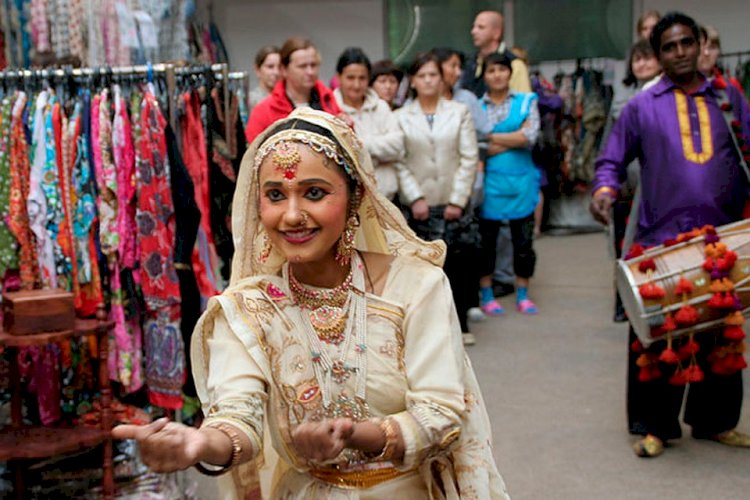 Индийская ярмарка в городах РФ: почему индийцы предпочитают брать в продавцы наших кареглазых брюнеток, а своих жен не привозят