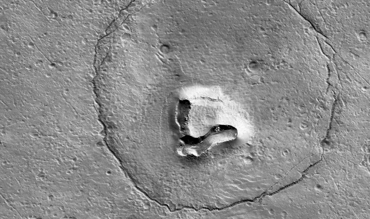 Лицо плюшевого мишки обнаружили на Марсе