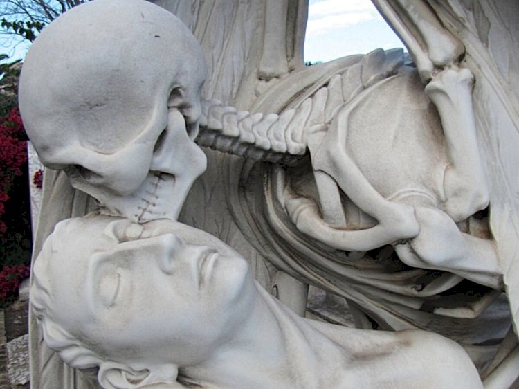 "Поцелуй смерти": развенчиваем мифы вокруг известной барселонской скульптуры