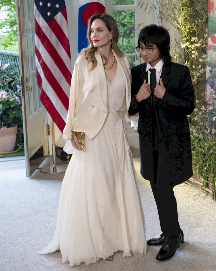 "Алая помада и белое платье": Анджелина Джоли вместе с 21-летним сыном  Мэддоксом на приеме в Белом Доме США