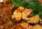 Шашлык из свинины с уксусом и томатным соусом